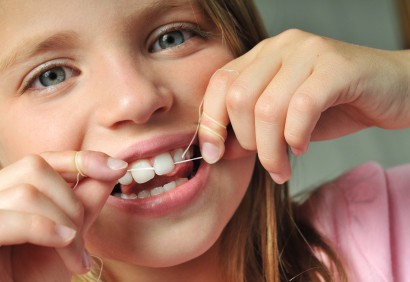 Pour un entretien dentaire quotidien, utilisez la soie dentaire.